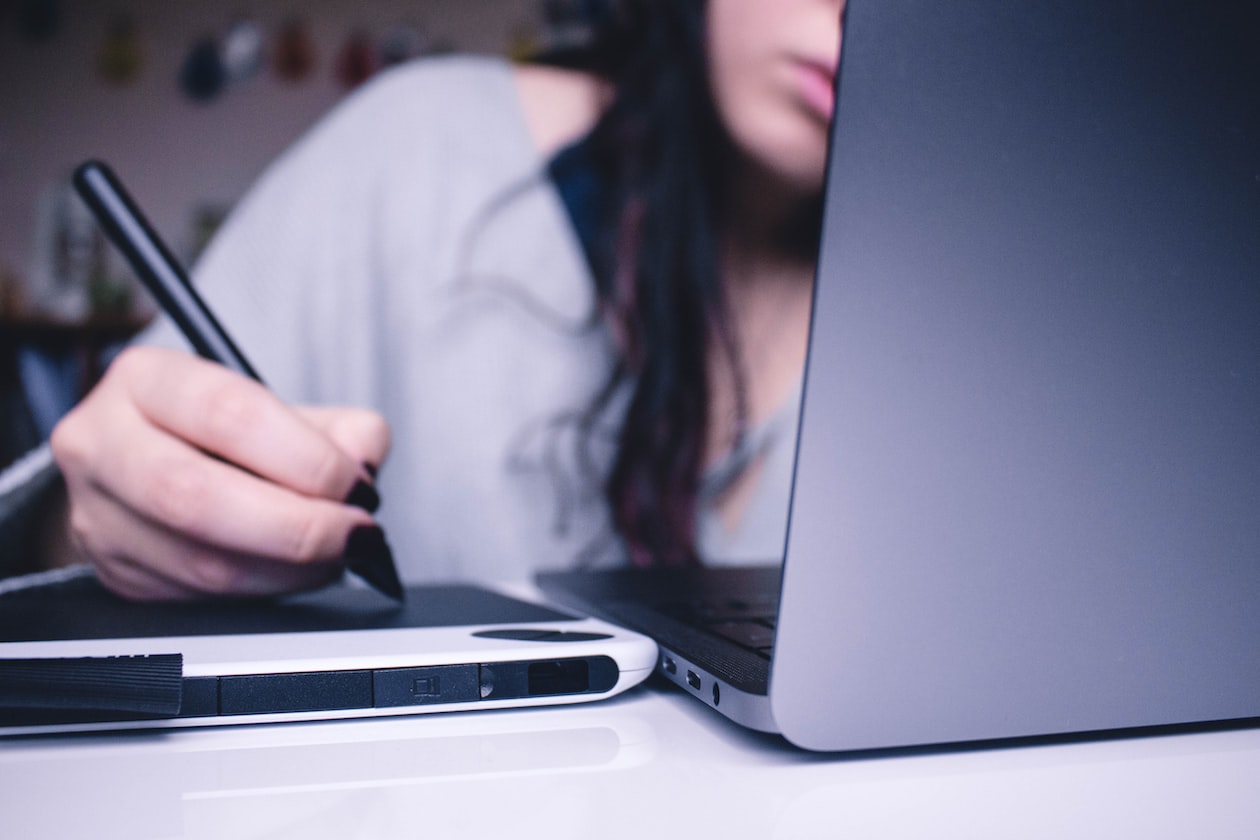 GIRL WANT TO MAKE THE 1ST MOVE WITH COLLEAGUE BUT SCARE REJECTION, INDUSTRY TOO SMALL
