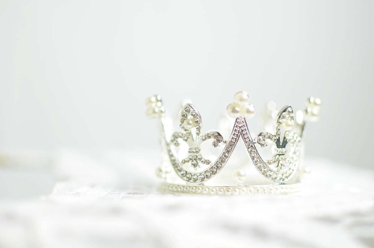 MAN ARGUES WITH GF WHO SAID IT IS HER RIGHT TO BE TREATED LIKE A PRINCESS