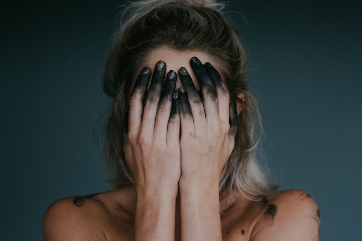 WOMAN LIKES A MARRIED MAN THATS TWICE HIS AGE, FEELS GUILTY FOR TEXTING HIM