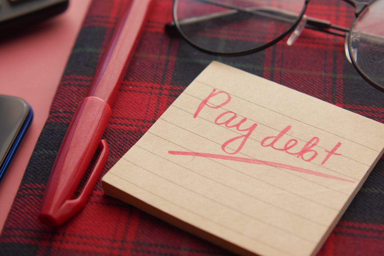WOMAN ASKED IF SHE SHOULD PAY OFF BF’S CREDIT CARD DEBT SO THEY CAN BE TOGETHER