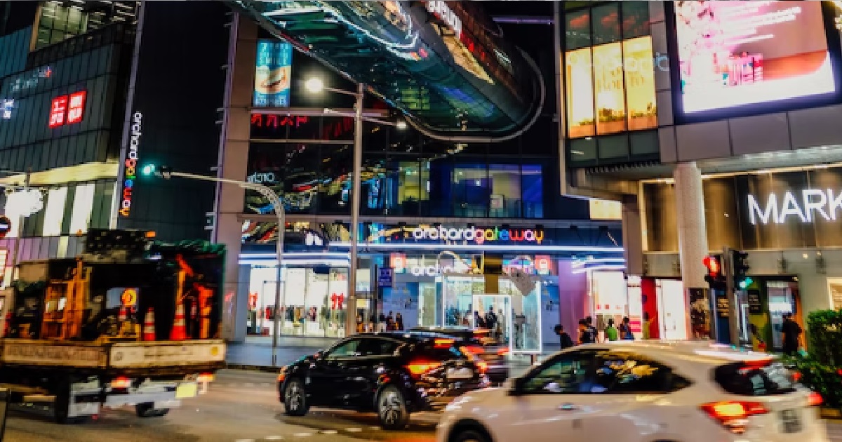 LACTOSE INTOLERANT MAN ACCIDENTALLY DRANK MILK, THEN LAOSAI IN HIS PANTS AT THE MALL