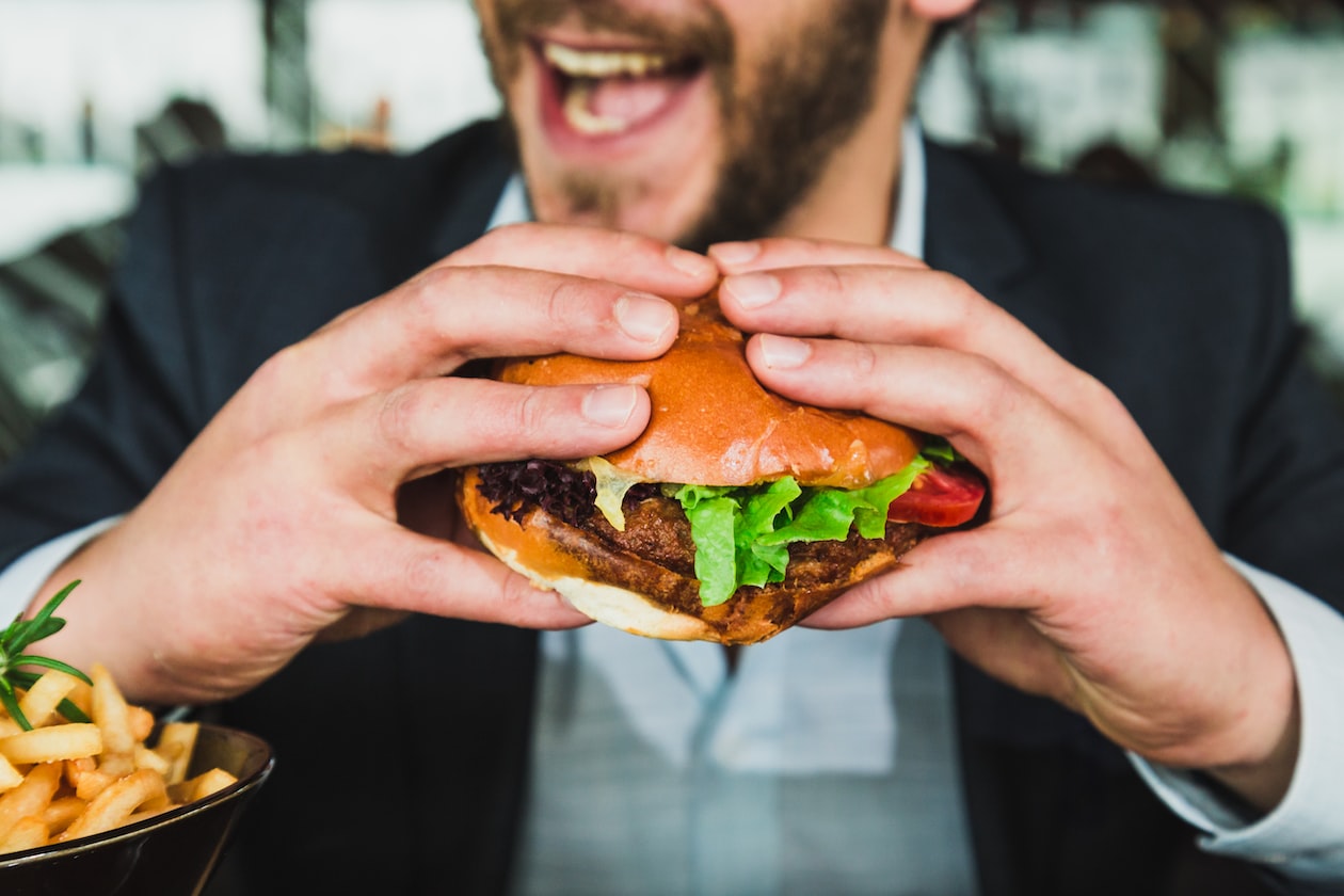 MAN ALWAYS TRY TO ‘EAT’ HIS FRIENDS, DOESN’T KNOW THAT THEY ALREADY ‘MARK’ HIM