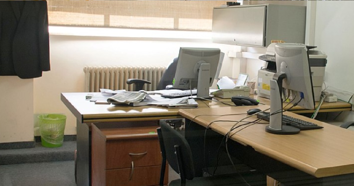 GUY SHARES SMALL WINDOWLESS OFFICE WITH COLLEAGUE WHO HAS BODY ODOUR, CAN’T TAHAN