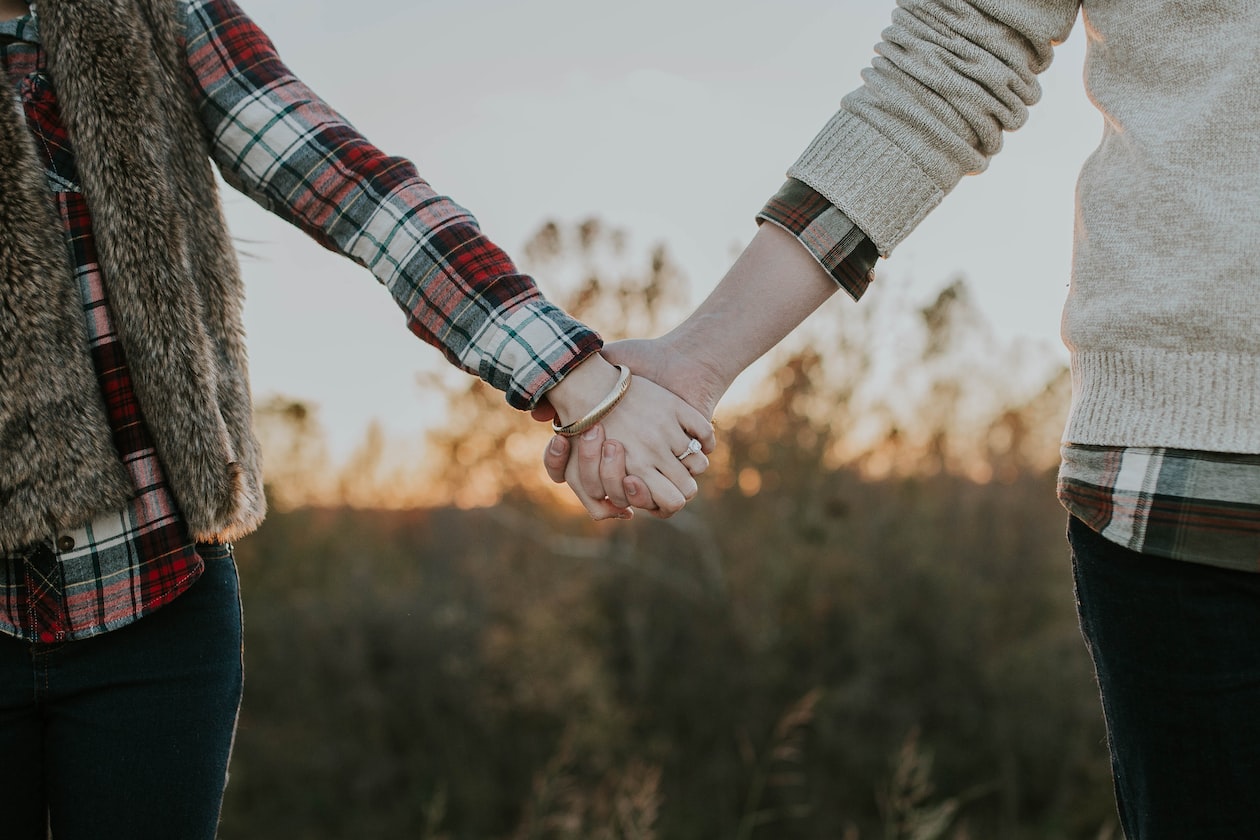 MAN FINDS A FRIEND TO PRETEND AS HIS GF, OR HIS MOTHER WILL ARRANGE A MARRIAGE FOR HIM