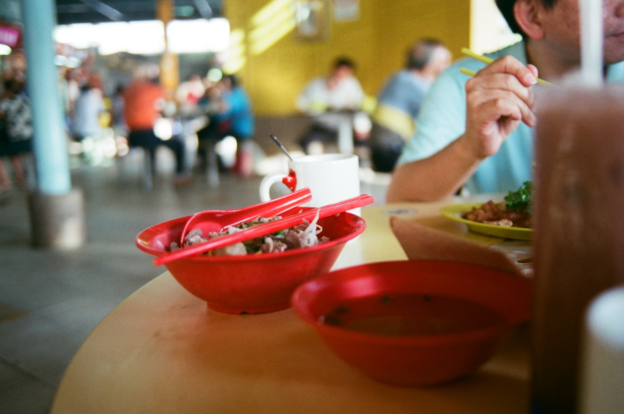NETIZEN SAYS SPOREANS ARE ENTITLED TO ‘CHOPE’ SEATS AT HAWKER WITH THEIR STUFF
