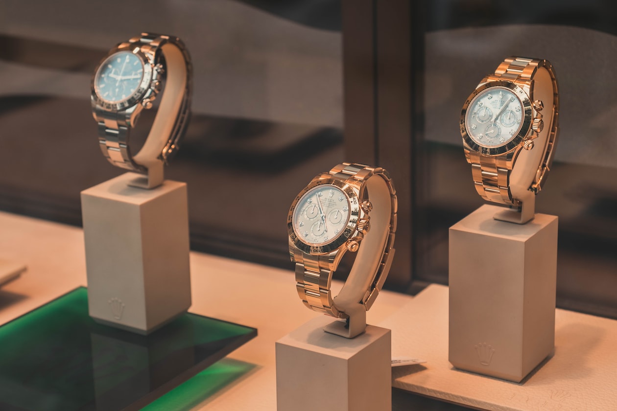 MAN BUYS FAKE ROLEXES FROM TIKTOK ‘LIVE’ & INSISTS TO FRIENDS THAT IT IS REAL