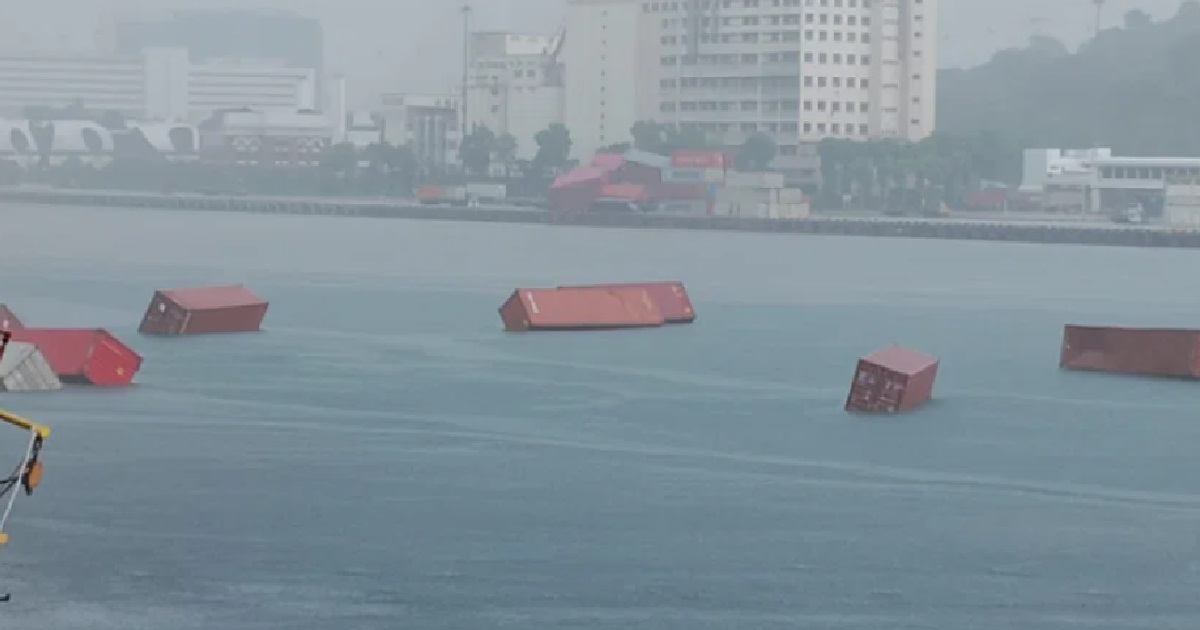 SHIPPING CONTAINERS @ KEPPEL TERMINAL FELL INTO THE SEA BECAUSE OF STRONG WINDS