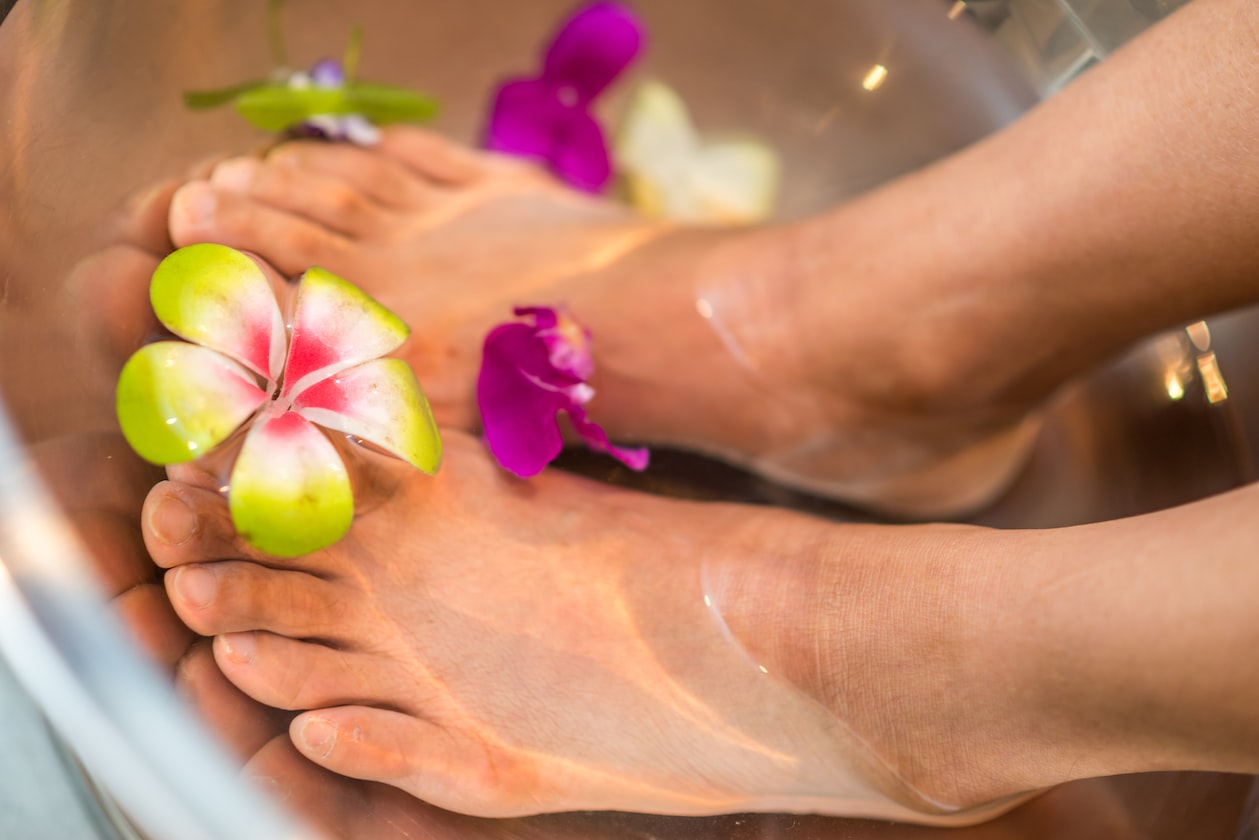 GUY COLLEAGUE TEASES HIM WITH HER FEET AFTER HE SHARED THAT HE LIKES FEET