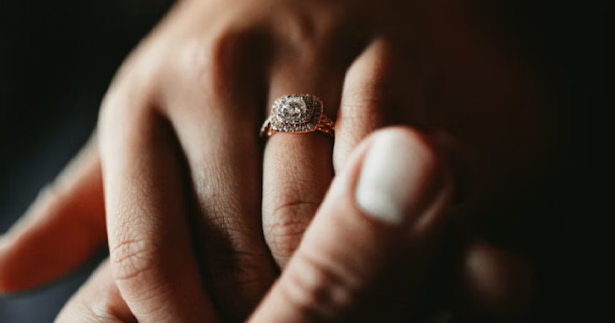 WOMAN REFUSES TO ACCEPT BF’S PROPOSAL, SAYS WEDDING RING MUST AT LEAST $15K OR REJECT