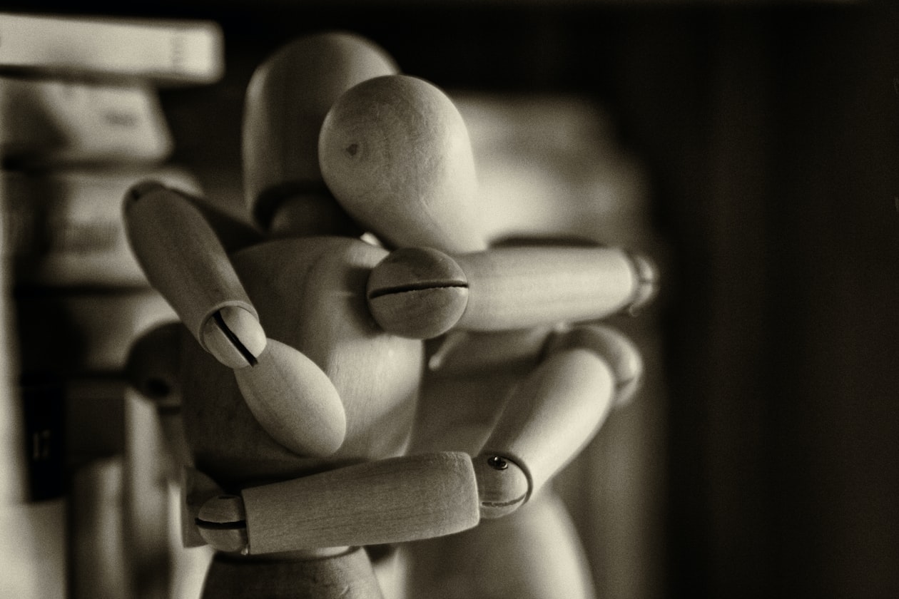 ATTACHED WOMAN LET COLLEAGUE HUG HER AND CALLS IT “UNWANTED ATTENTION”