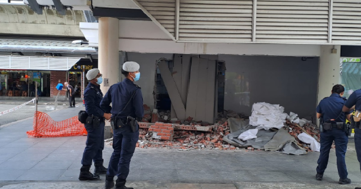 WALL COLLAPSED @ YEW TEE MRT, PASSERBY FELL DOWN & SENT TO HOSPITAL