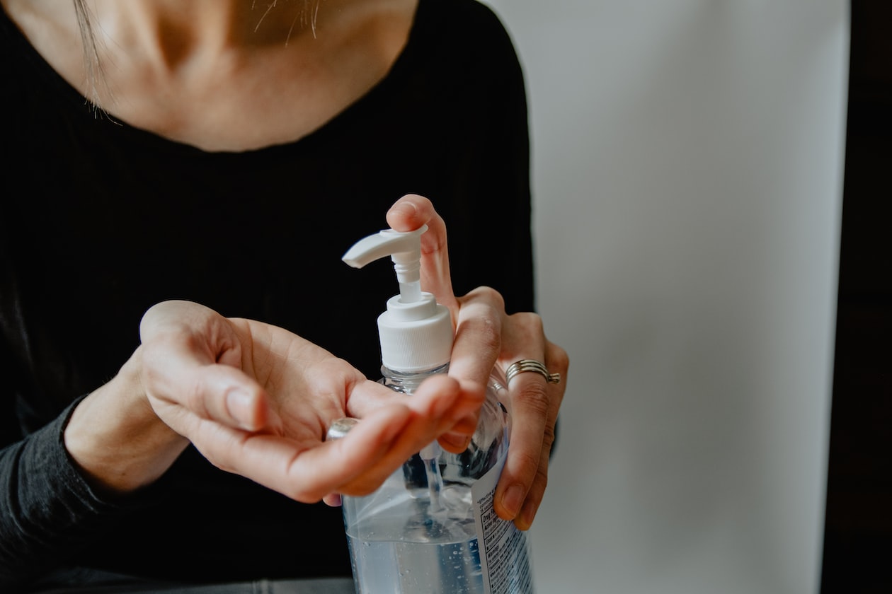 MAN FOUND OUT HIS GF GAVE HIM AN INFECTION & SELLS HERSELF SECRETLY