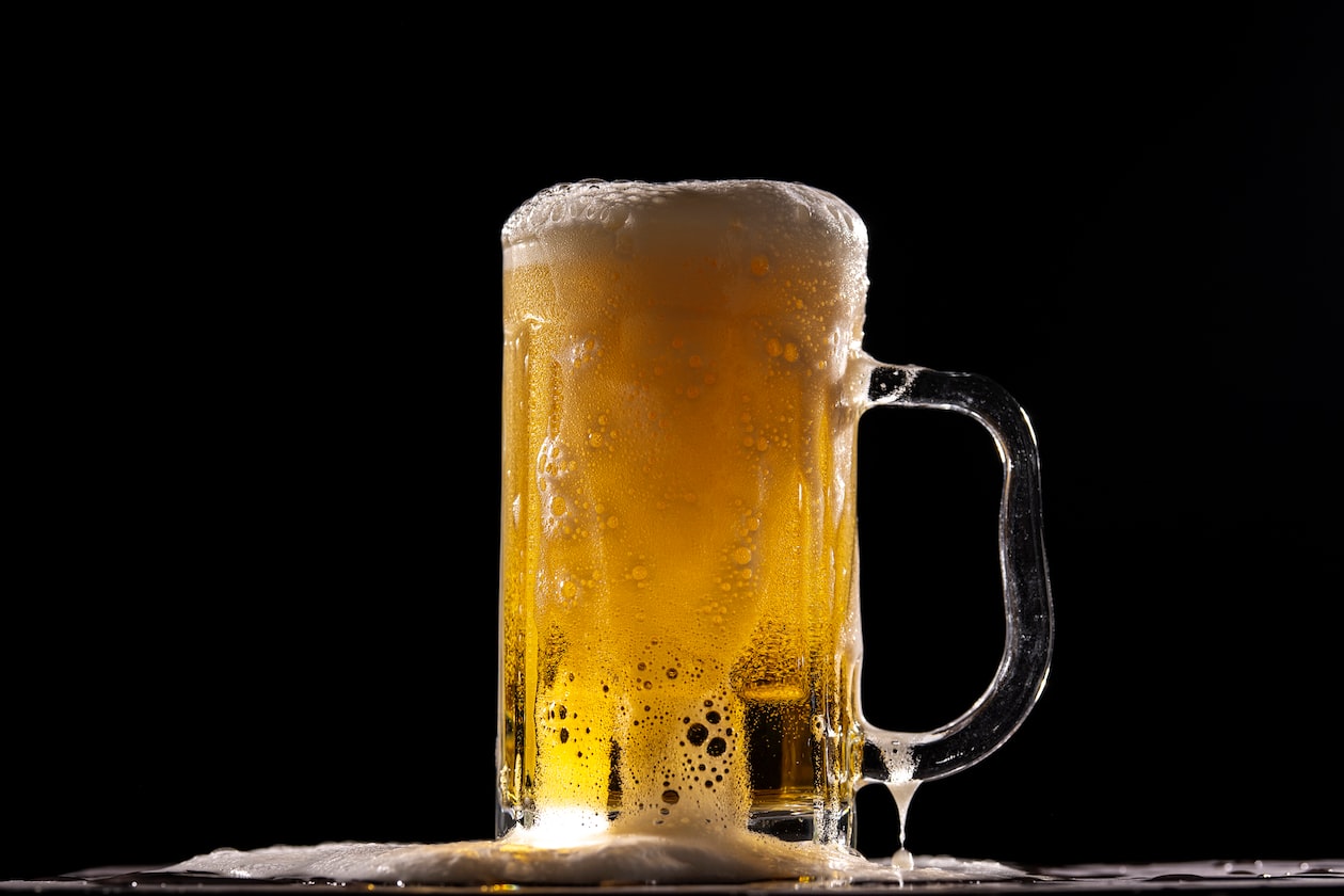 MAN SAYS HE IS DRINKING BEER TO LOOK MANLY, BUT HE DRINK LIKE ‘AH GUA’