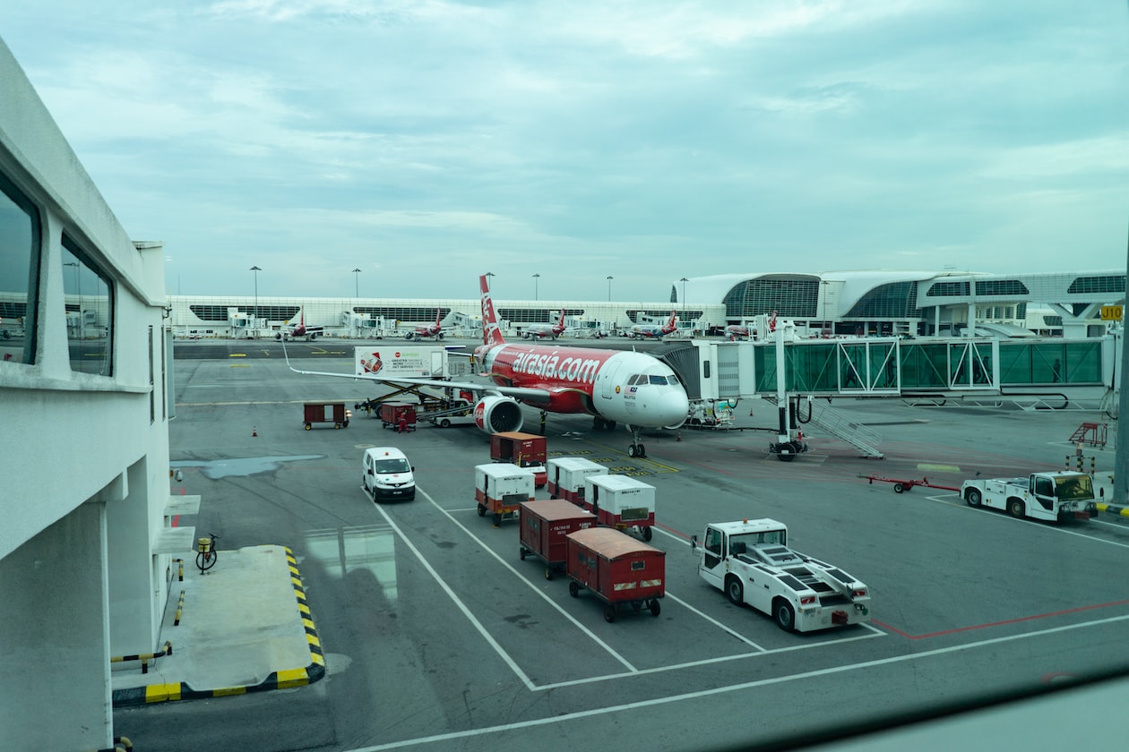 KL IMMIGRATION OFFICERS CHIT-CHAT UNTIL PASSENGERS MISSED THEIR PLANE