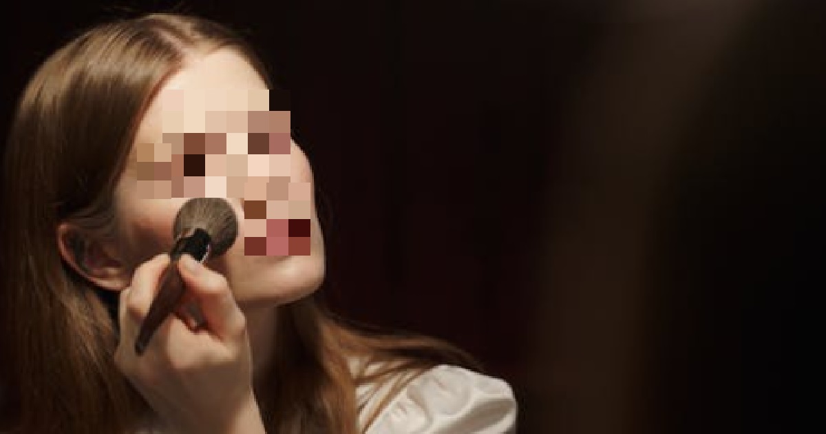 BF ONLY ATTRACTED TO GF WHEN SHE WEARS MAKEUP, DOESN’T GIVE HER ATTENTION WITHOUT IT