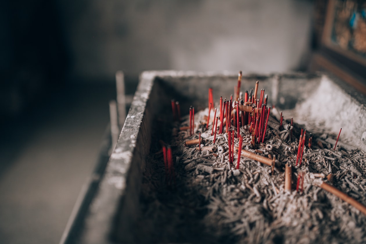 MAN WENT TO TEMPLE & PRAY TO HIS ANCESTORS SO HE CAN WIN THE $12M TOTO