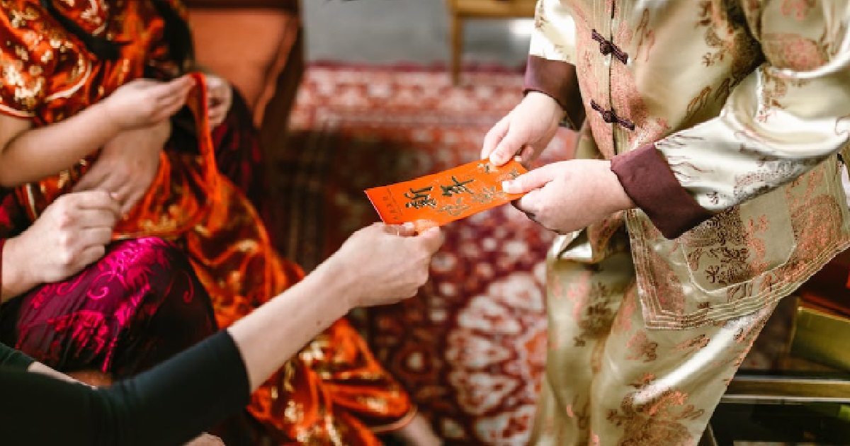 MAN GAVE OUT ANG PAOS TO GUAI LAN KIDS, NEXT YEAR DON’T WANT TO GIVE ALREADY
