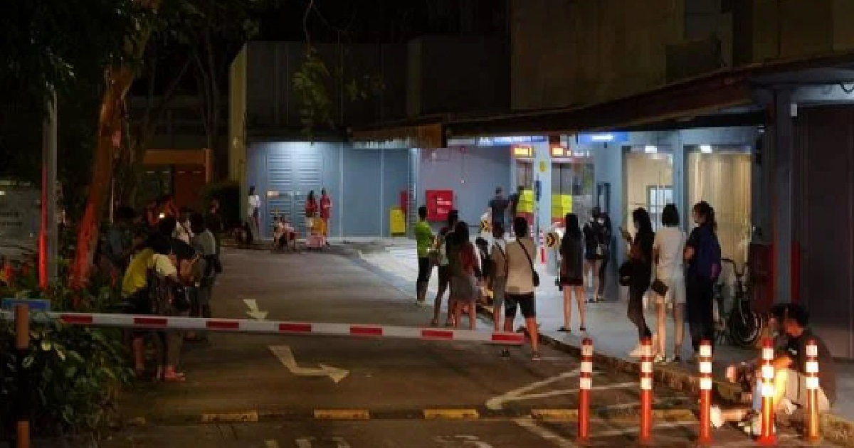 CARPARK GANTRY MALFUNCTIONED @ CHANGI VILLAGE, DRIVERS STUCK FOR 3 HRS