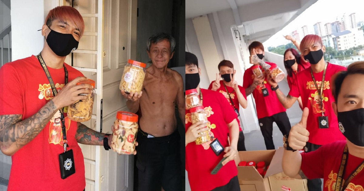 DEBT COLLECTORS GOING AROUND HOUGANG HDB, BUT GIVING OUT CNY SNACKS INSTEAD