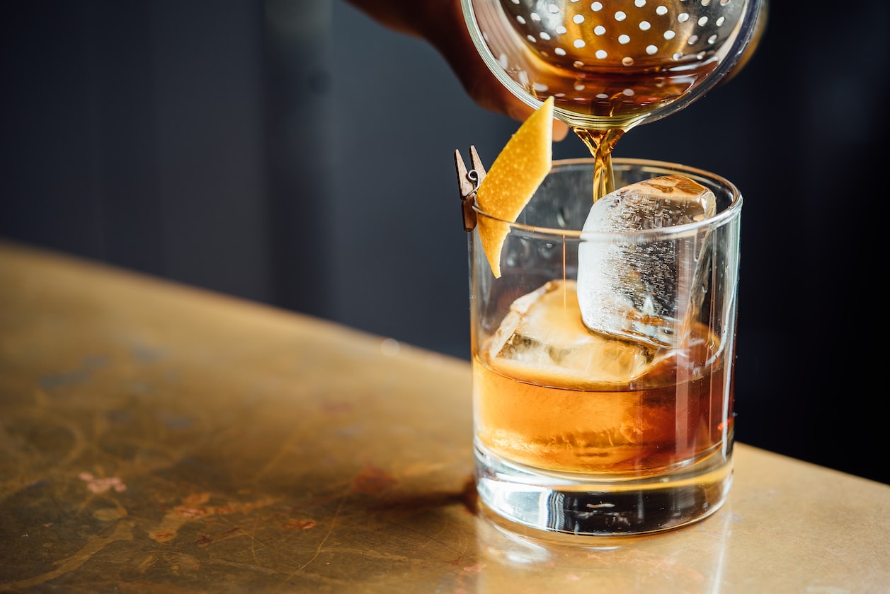 MAN WANT TO SLEEP WITH GIRL HE MET AT BAR, BUT SCARE CAUSE HIS GF VERY SMART