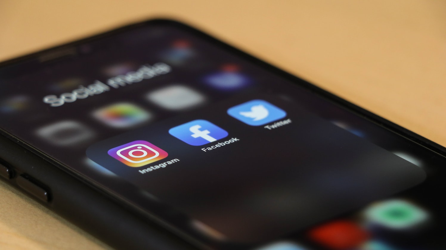 COUPLES WHO ALWAYS POST ON SOCIAL MEDIA ARE LESS HAPPY THAN COUPLES WHO DON’T