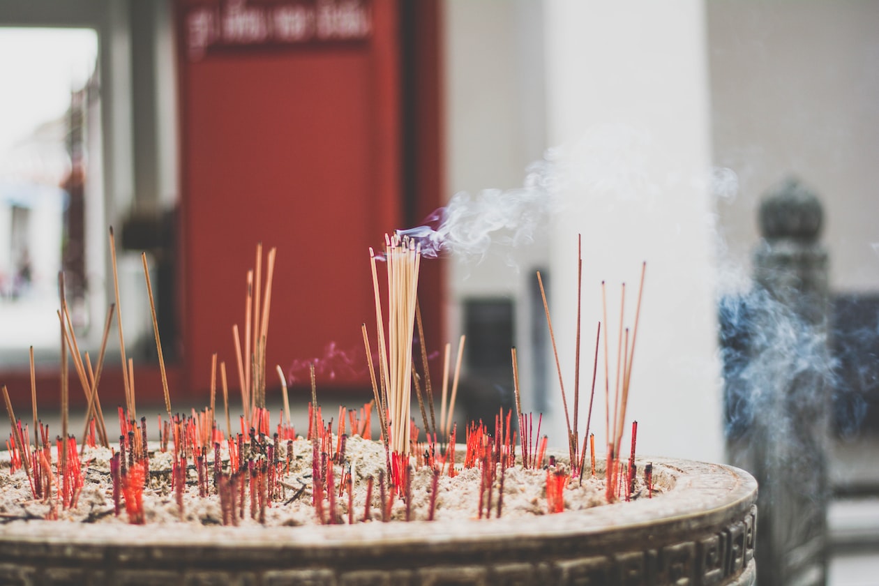 MAN SAYS HIS DESTINY IS TO BE A ‘MEDIUM’ AT A TEMPLE, BUT GET USED WORSE THAN DOG