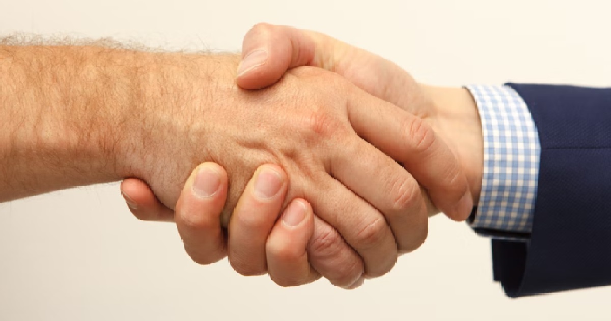 GUY SAYS ITS EASY MAKING ACQUAINTANCES BUT ONCE PEOPLE GET TO KNOW HIM, THEY HATE HIM