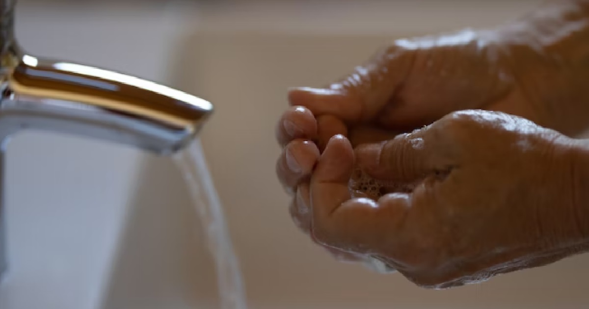 GUY FEELS DISGUSTED – COLLEAGUES DON’T WASH THEIR HANDS AFTER USING THE TOILET