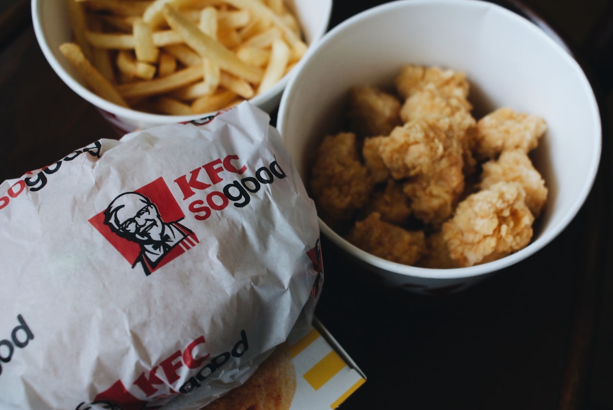 GIRL ASK BF TO GIVE HER 999 ROSES TO PROVE HIS GENIUNE, BF BUYS HER KFC