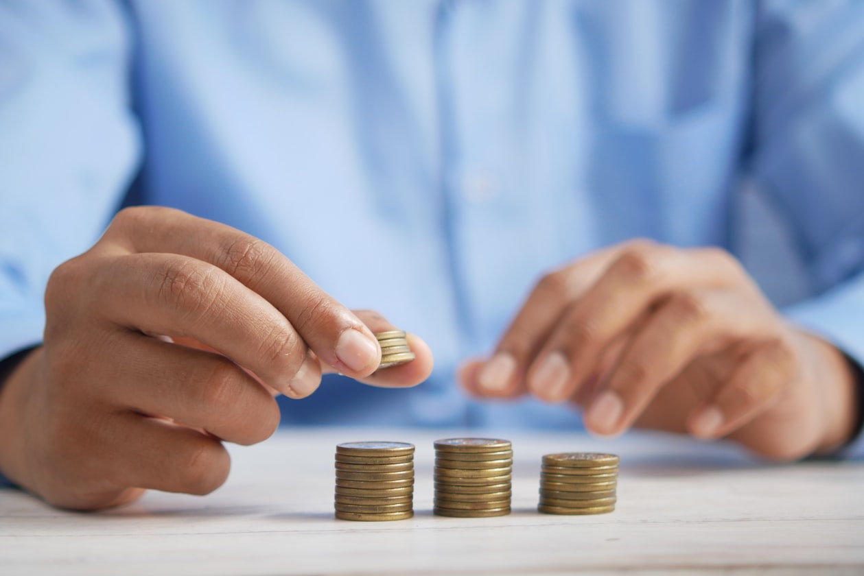 GIRL WANT BF WITH HIGH SALARY, GUY HITS BACK TOLD HER SHE EARNS TOO LITTLE TO BE WITH HIM