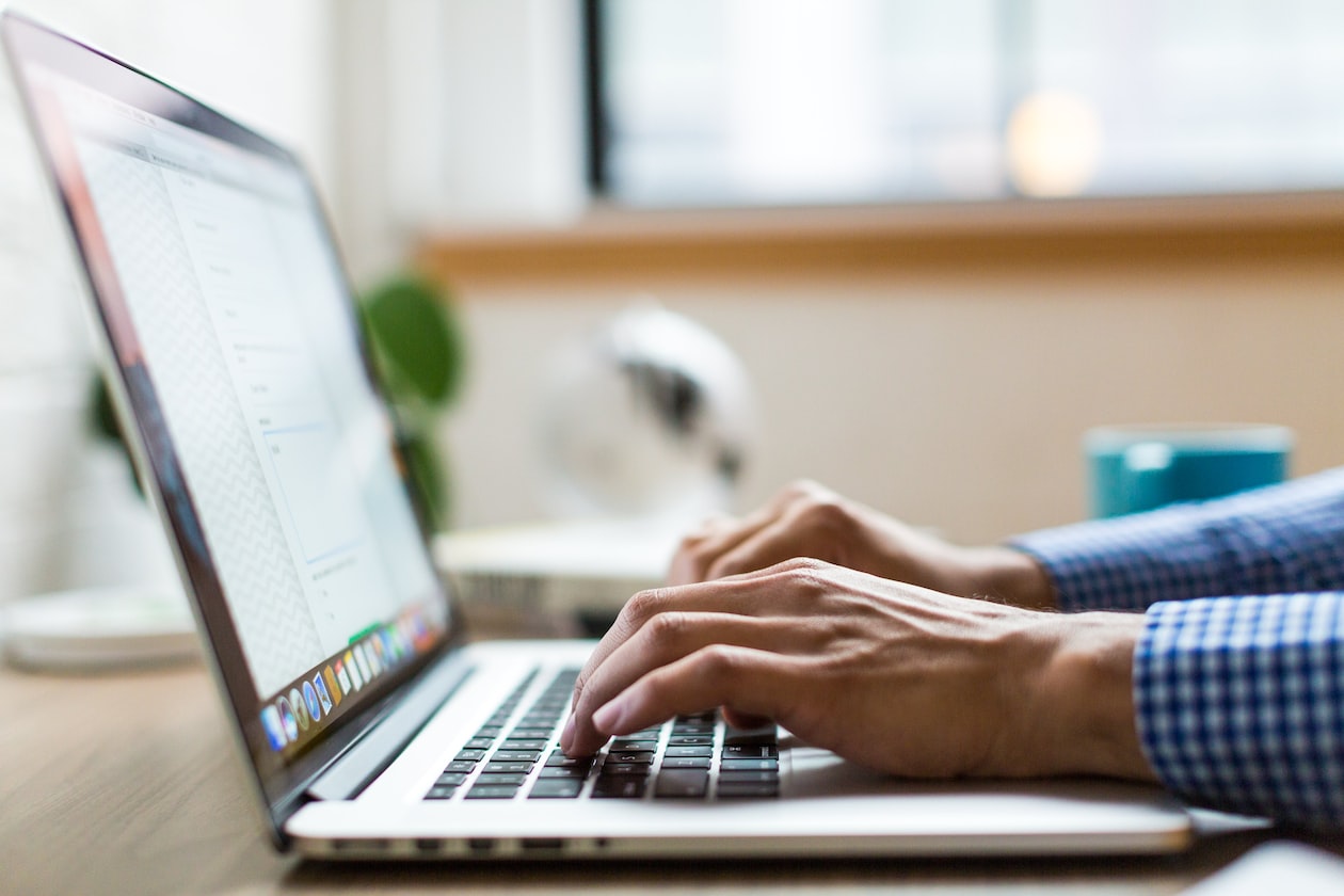 WFH EMPLOYEE SPILLS WATER ON PURPOSE ON COMPANY’S LAPTOP SO NO NEED WORK