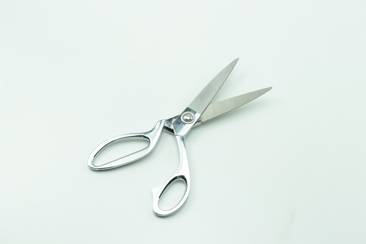 GF DREAMS BF CHEAT ON HIM & THREATEN TO CUT HIS ‘BIRD’ WITH SCISSORS