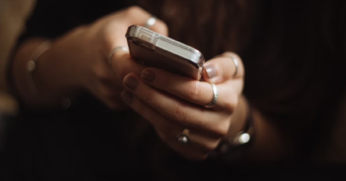 MAN FOUND PHOTOS OF OTHER MEN & 19,500 MESSAGES IN WIFE’S PHONE FROM HER EX