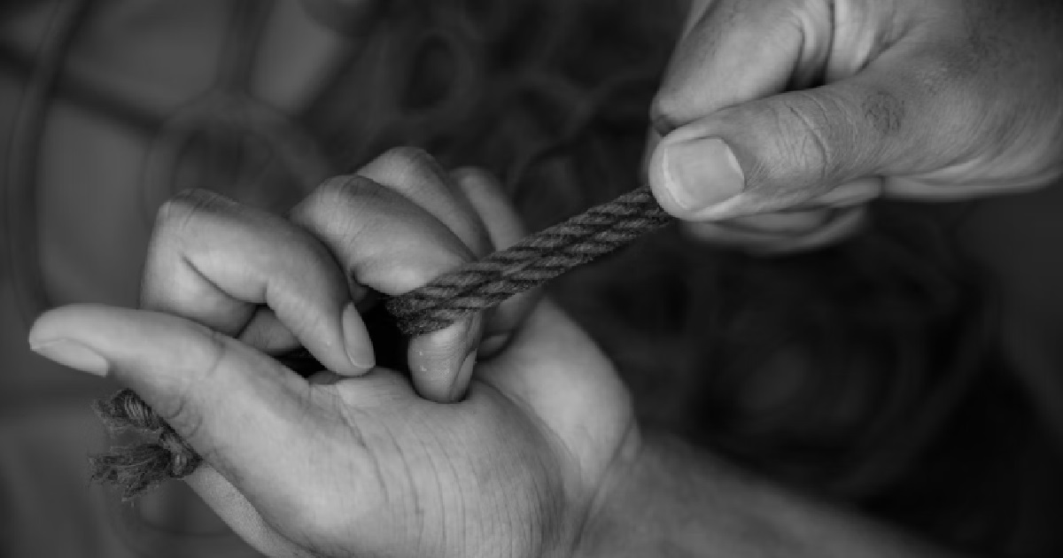 MAN HAS TROUBLE MAKING HIS KUKUBIRD STAND UNLESS HIS GF IS TIED UP ON THE BED