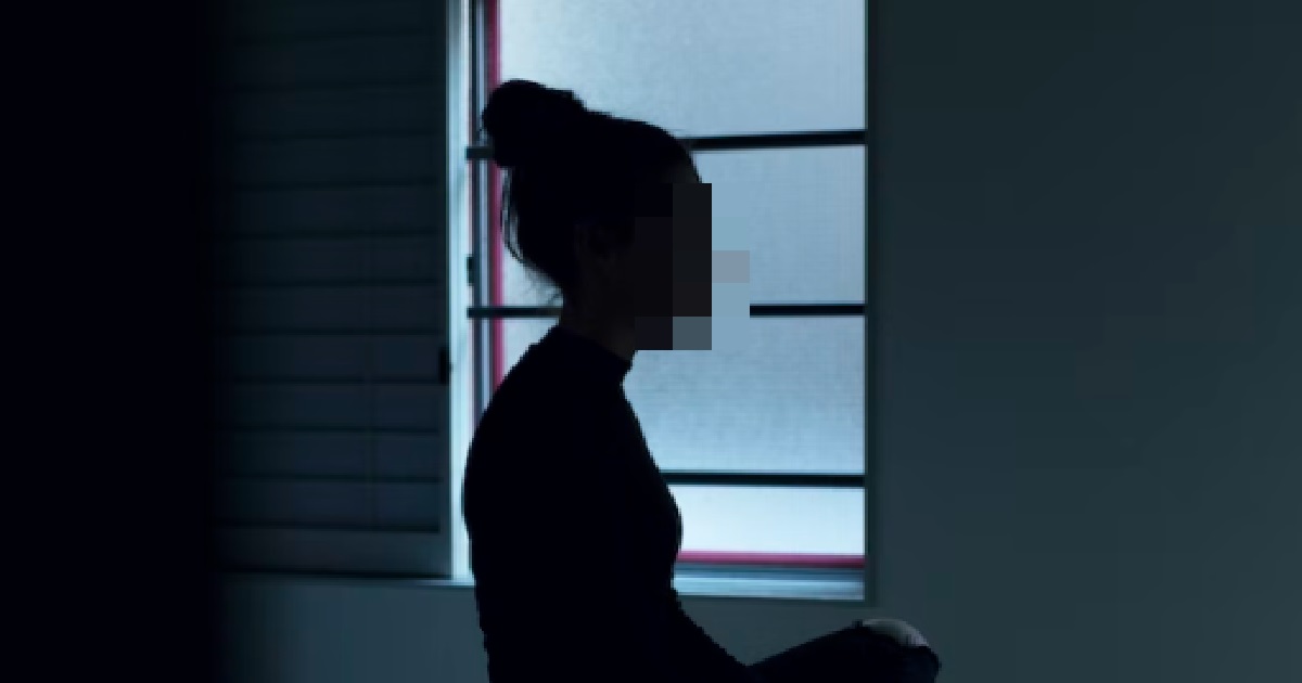 GF WAKES UP EARLY TO WATCH BF SLEEP, TRACKS HIS LOCATION & CRIES WHEN HE’S OUT WITH FRIENDS