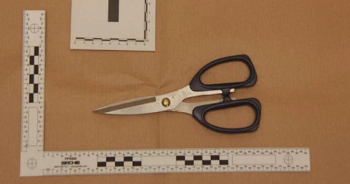 36 Y.O MAN ARRESTED FOR ATTACKING MAN WITH SCISSORS & PUNCHING ANOTHER MAN @ JURONG