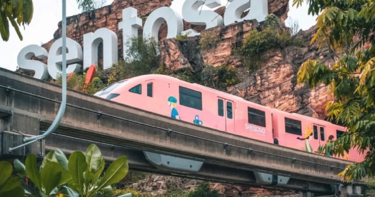 PASSENGERS STUCK INSIDE SENTOSA MONORAIL FOR 2 HRS, RAMMED BY ANOTHER TRAIN