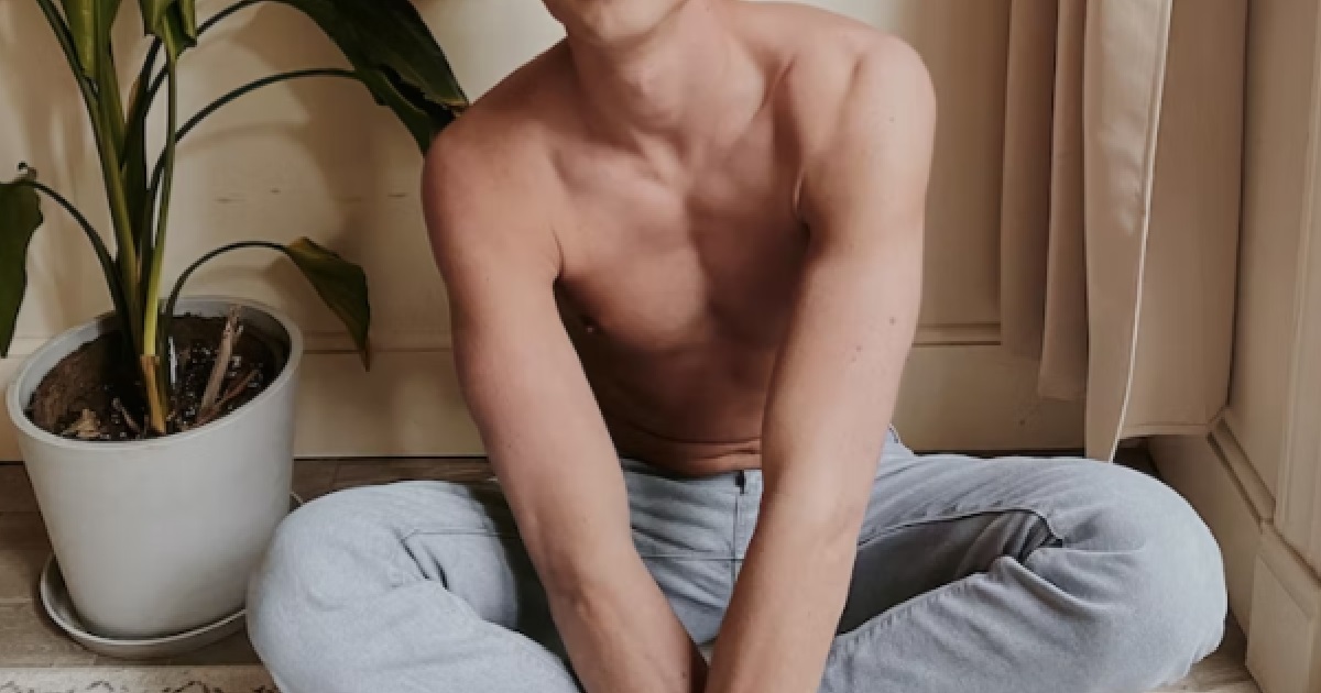 GUY’S GF MOVED IN WITH HIM, THEN WANTS TO BAN HIM FROM BEING SHIRTLESS AT HOME