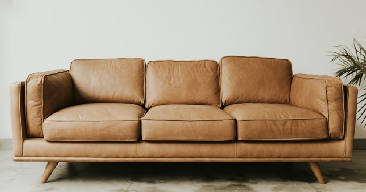 WOMAN FOUND HER HUSBAND AND SISTER “EXERCISING” ON THE SOFA – RIP MARRIAGE