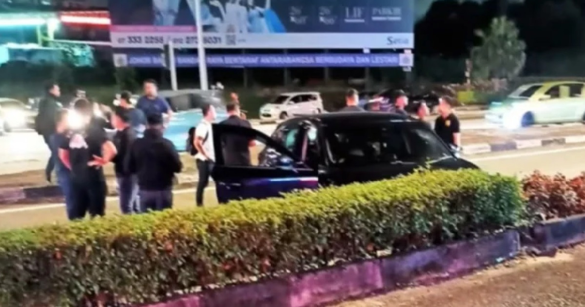 MAN ALLEGEDLY STABBED IN THE CHEST BY GF WHILE DRIVING, CRASHES THE CAR & DIES