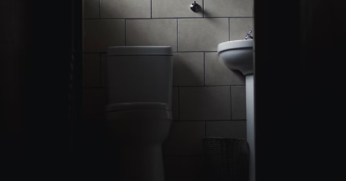 GUY HEARD MUM’S VOICE IN THE TOILET @ 4AM, BUT THEN SEES HER OUTSIDE HER ROOM