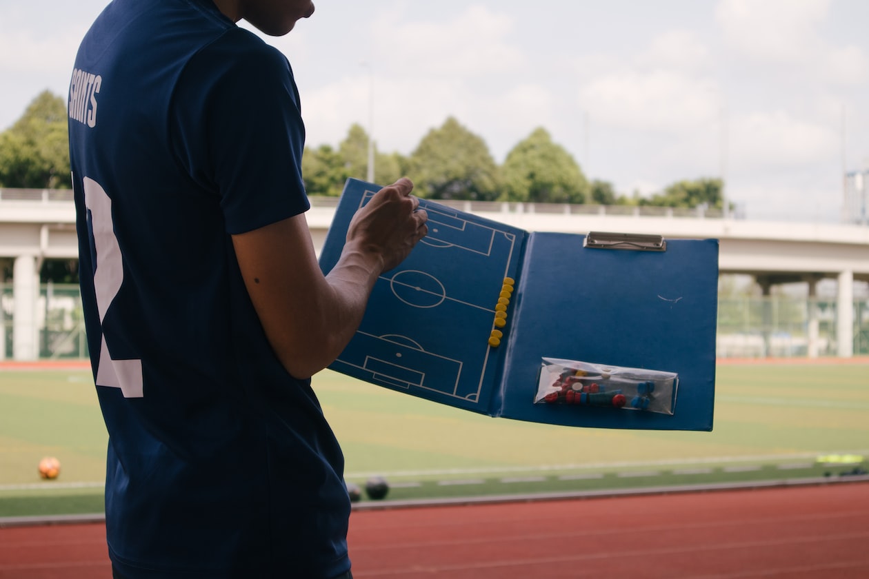 MAN SICK OF LIFE COACHES WHO OFFERS ADVICE AT A PREMIUM PRICE