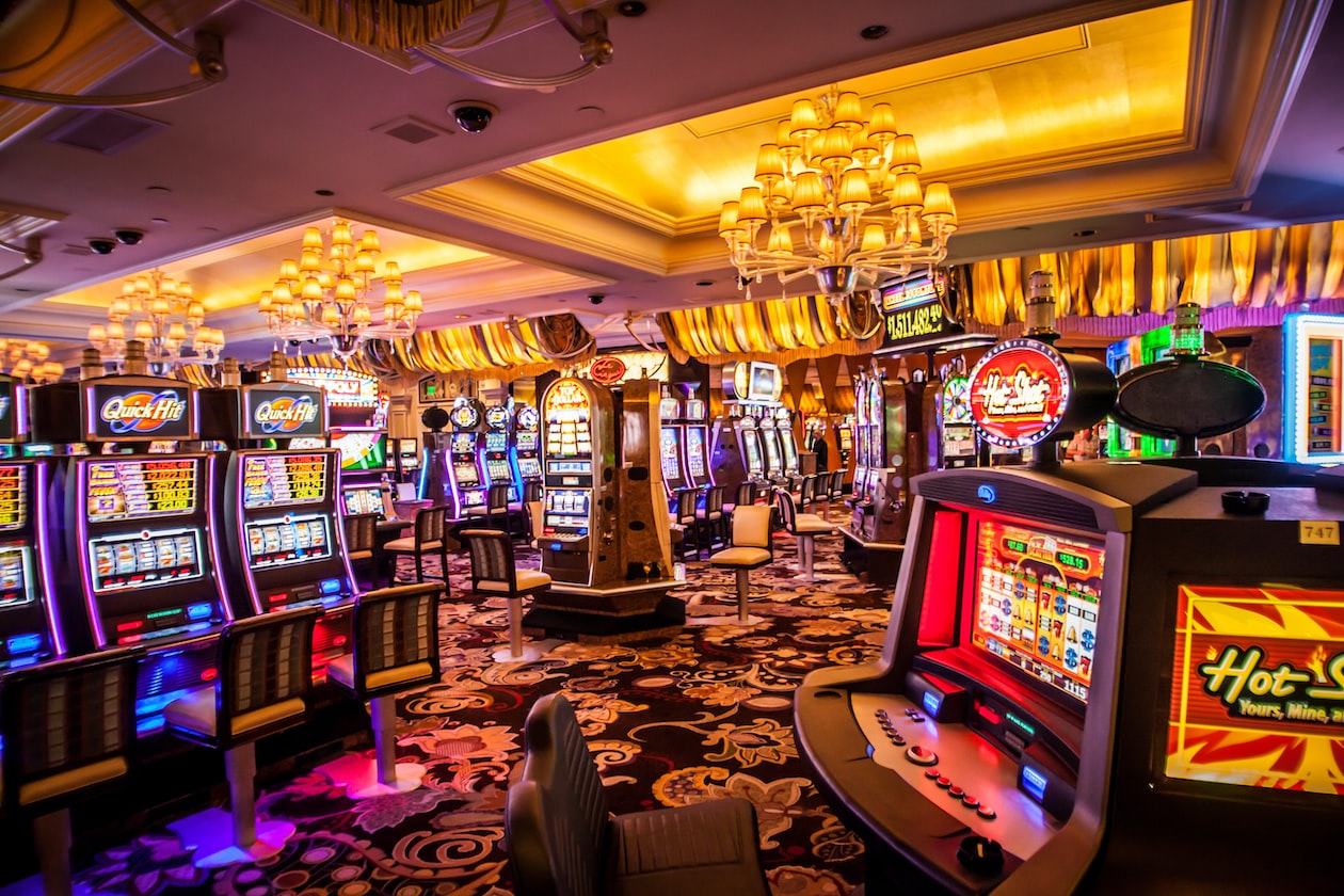 MAN THOUGHT THAT ‘GOD OF GAMBLERS’ IS REAL, GO CASINO LOSE UNTIL HIS PANTS DROP