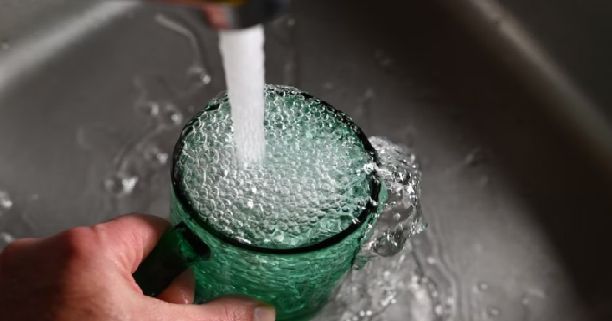 WOMAN CHARGED 50 CENTS FOR TAP WATER & BOTTLED WATER FOR 3, ASKS IS IT