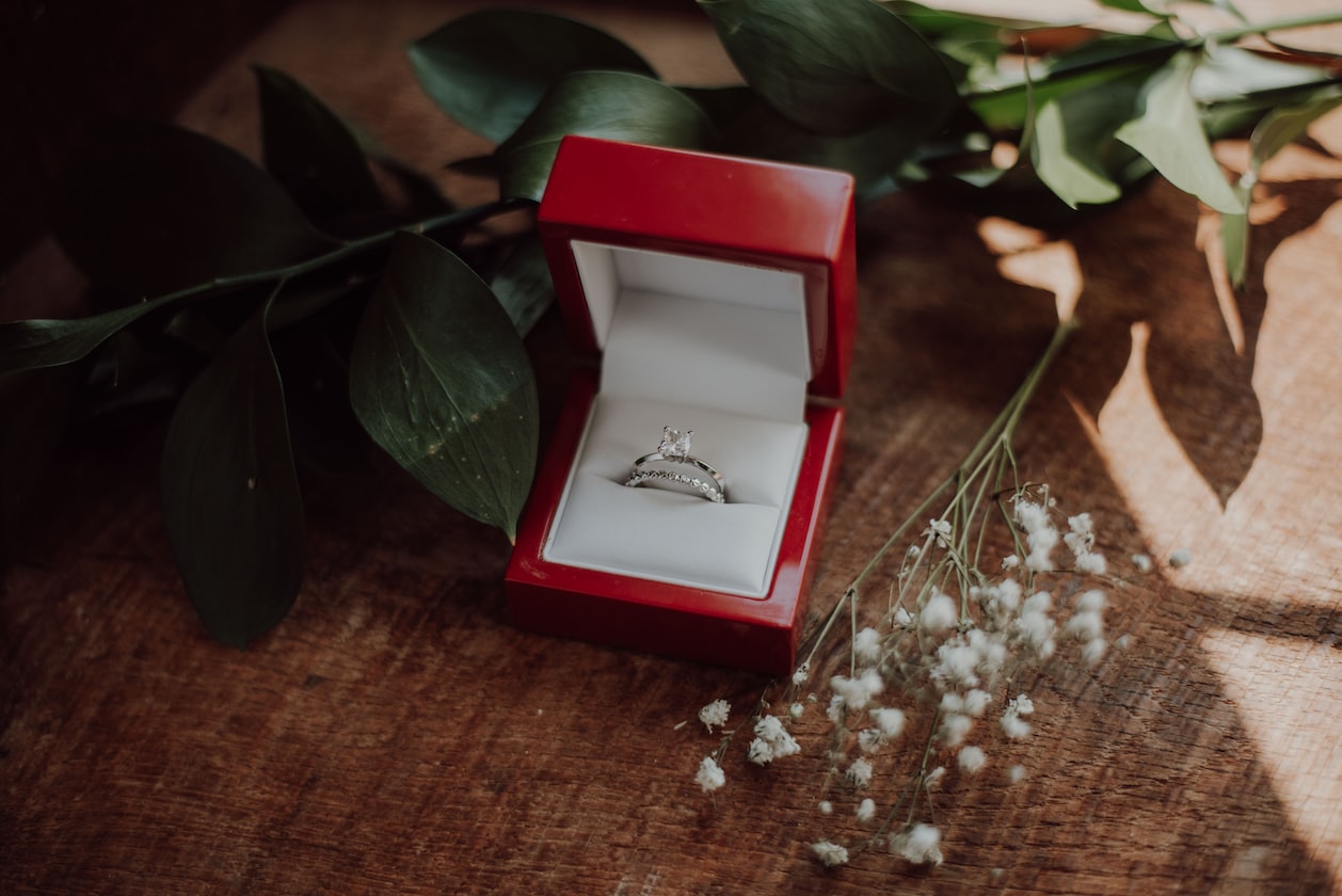 GIRL HAS ENGAGEMENT RING ON FINGER, STILL TRIES TO ‘TACKLE’ GUY SHE JUST MET