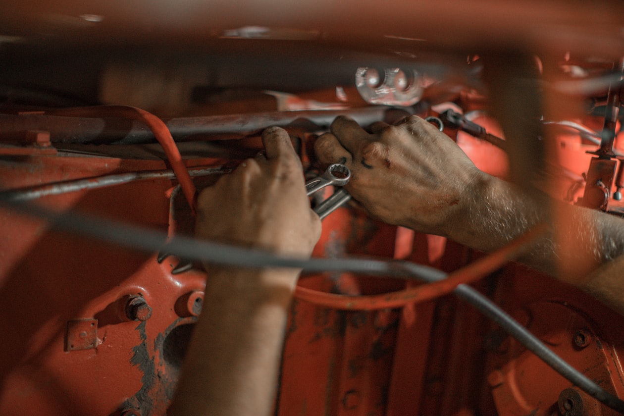 MAN TOOK LOAN FROM GF SO HE CAN MODIFY HIS CAR, FRIENDS CALL HIM A LOSER