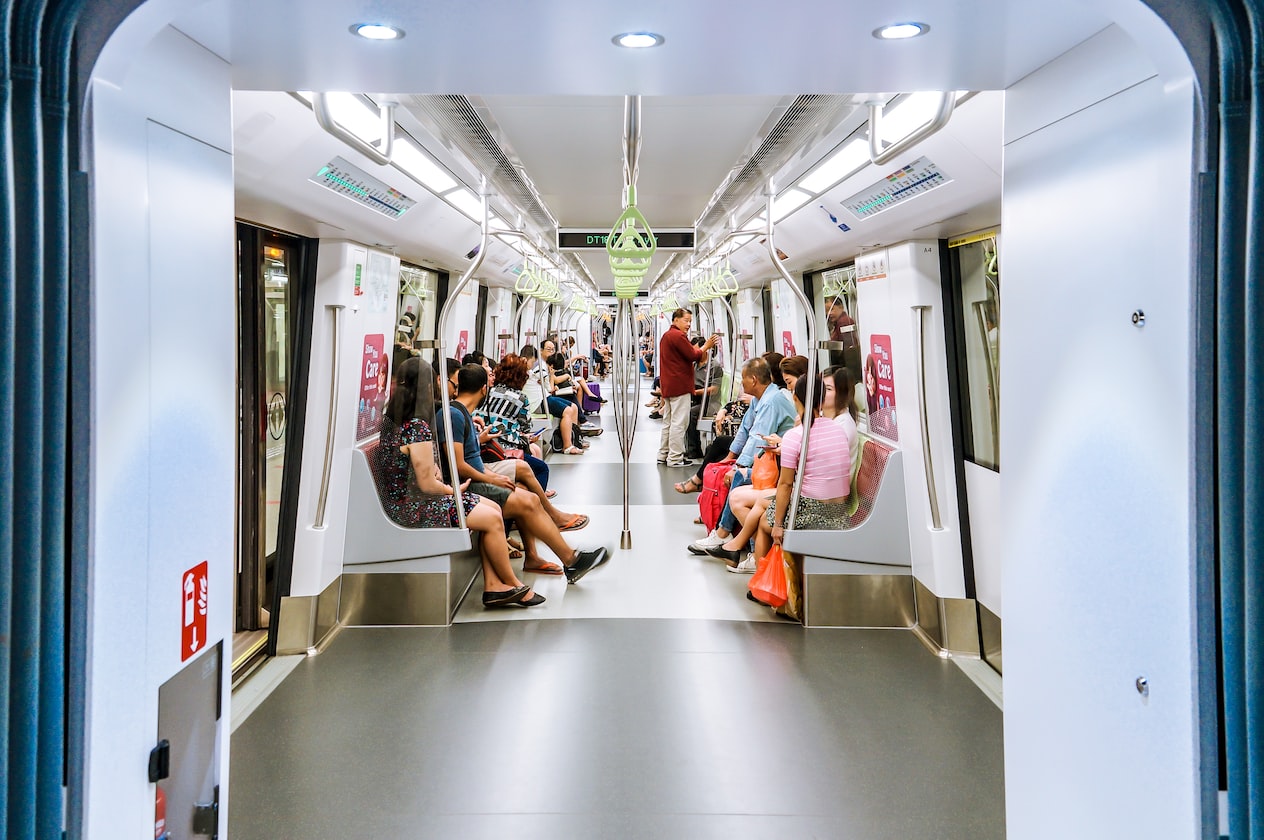 MAN PUT HIS LEG ON COMMUTER AT MRT, THEN START ARGUING WITH HIM