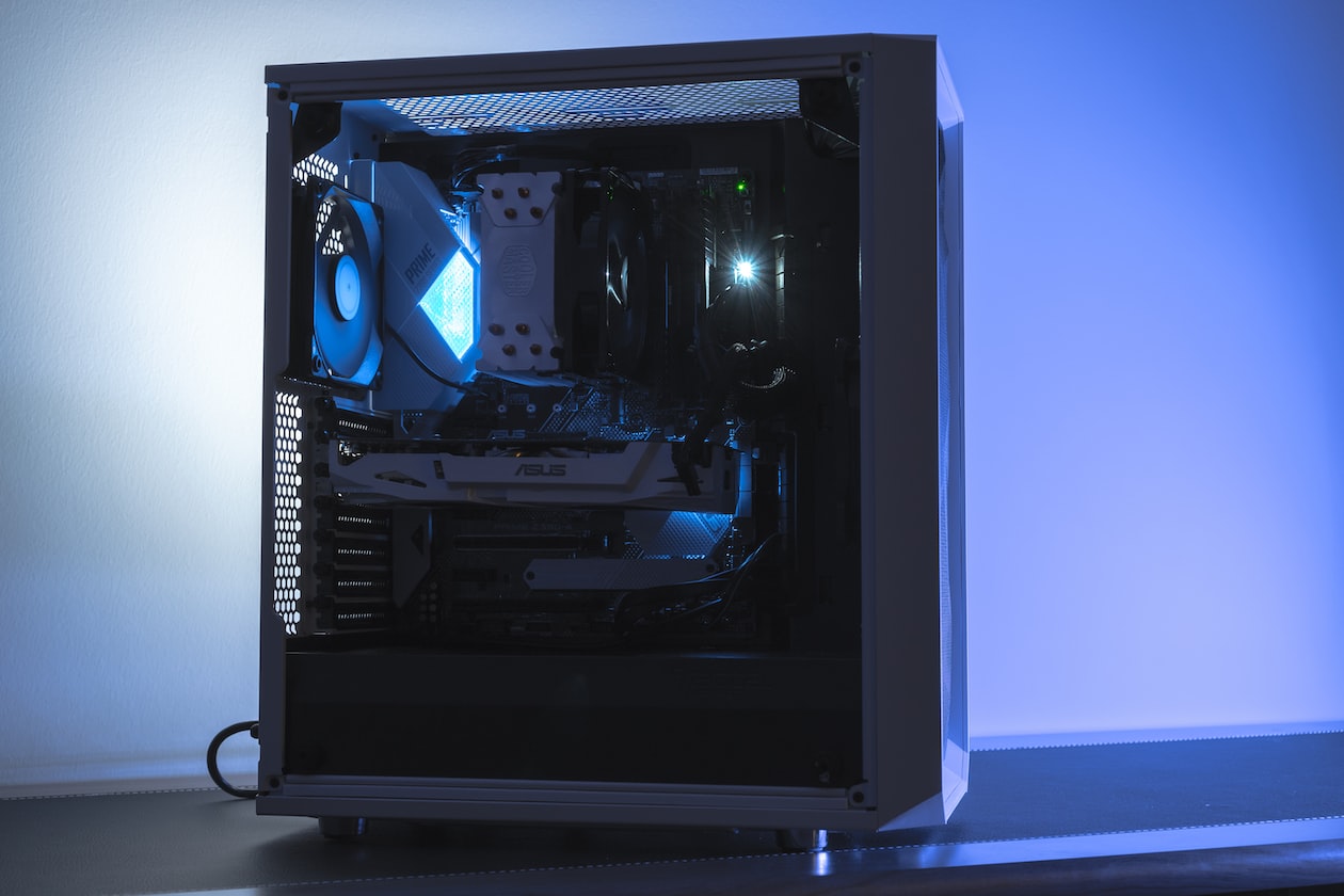 MORE AND MORE PEOPLE BUYING DESKTOPS NOW, RATHER STAY HOME TO GAME