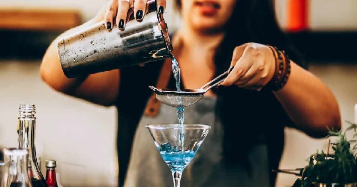 GUY THOUGHT BARTENDER FLIRTING WITH HIM & TRIED TO KISS HER, NOW PAISEH TO GO BACK