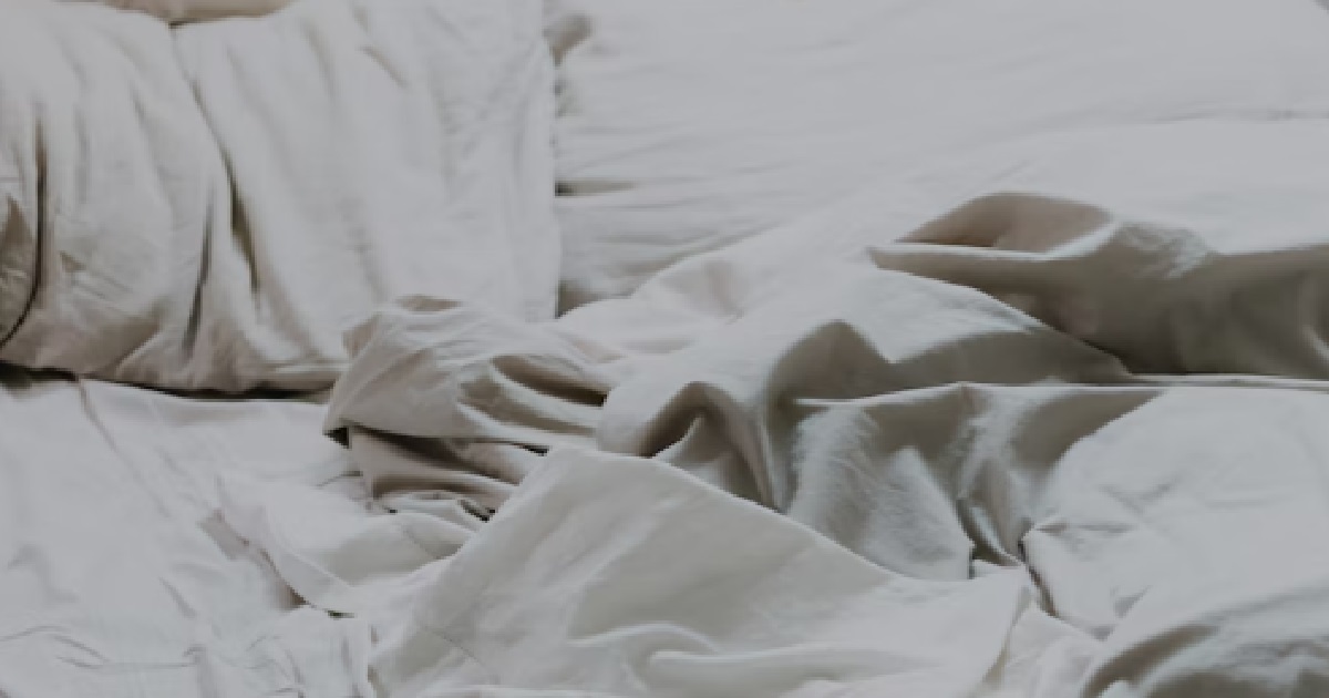 DRUNK MAN PEED ON THE BED, INSULTS GF FOR BEING ANGRY AT HIM THEN DUMPS HER